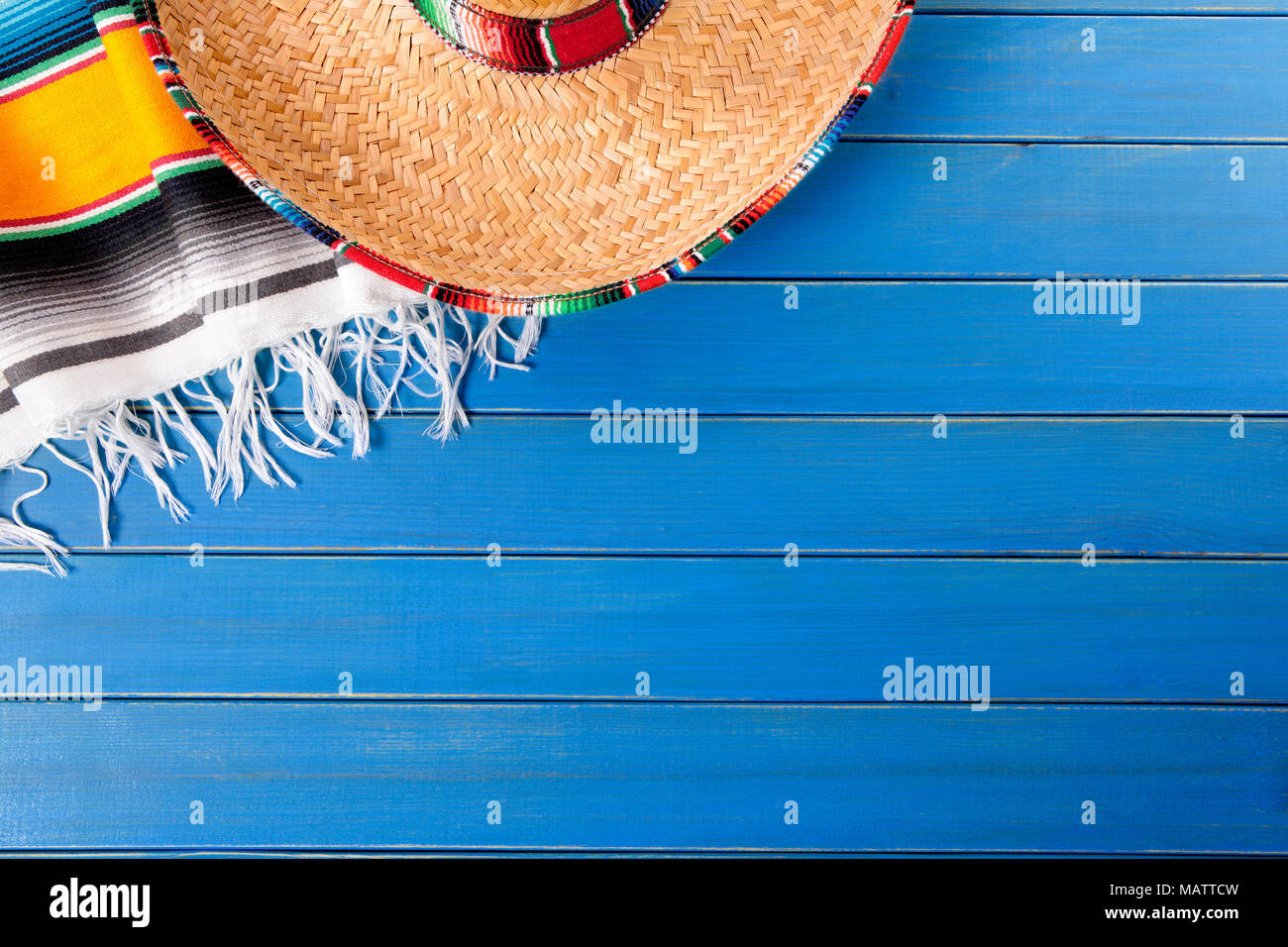 Sombrero messicano e tradizionale coperta serape prevista su un vecchio blu dipinta in legno di pino piano. Spazio per la copia. Foto Stock
