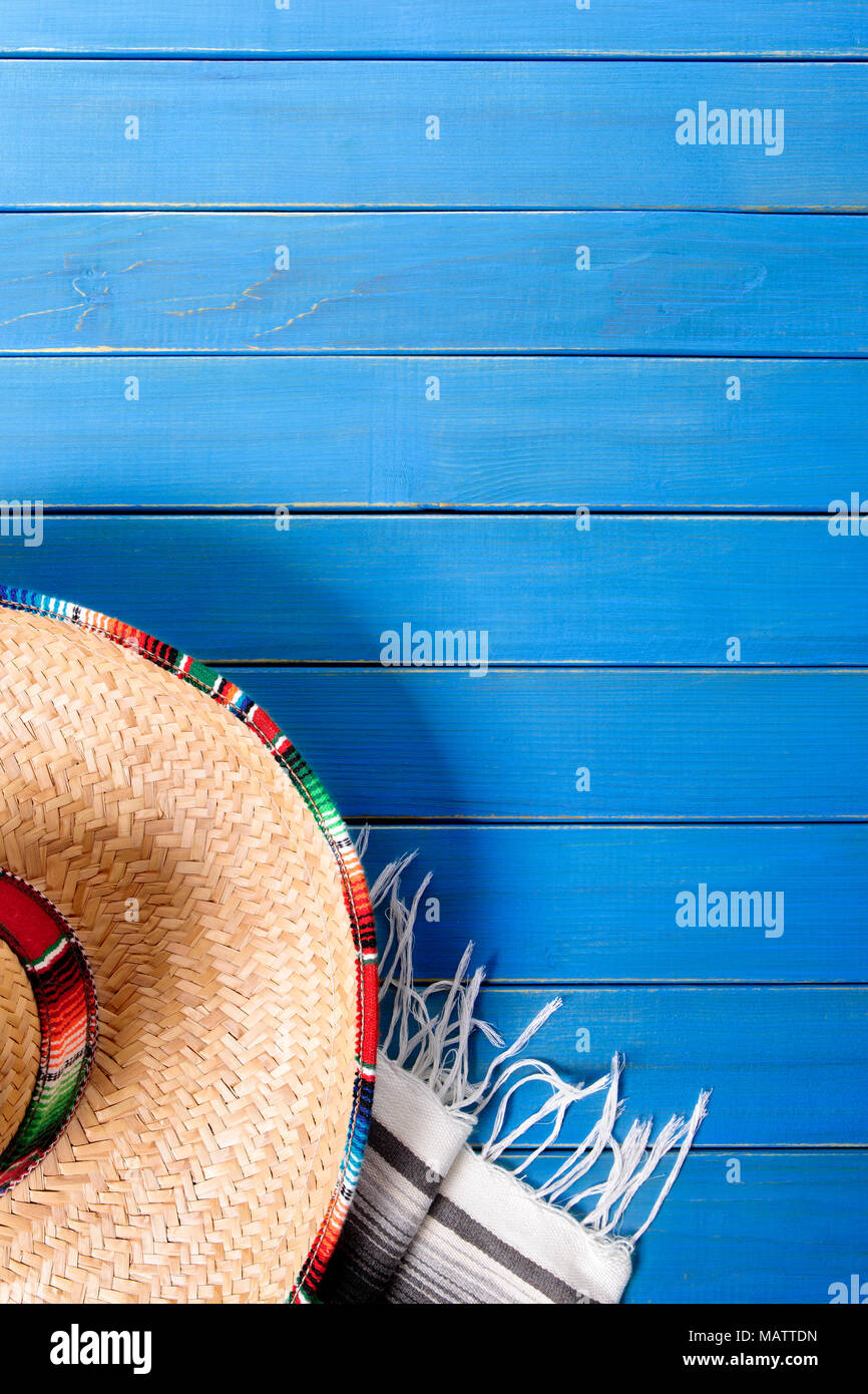 Sombrero messicano e tradizionale coperta serape prevista su un vecchio blu dipinta in legno di pino piano. Spazio per la copia. Foto Stock