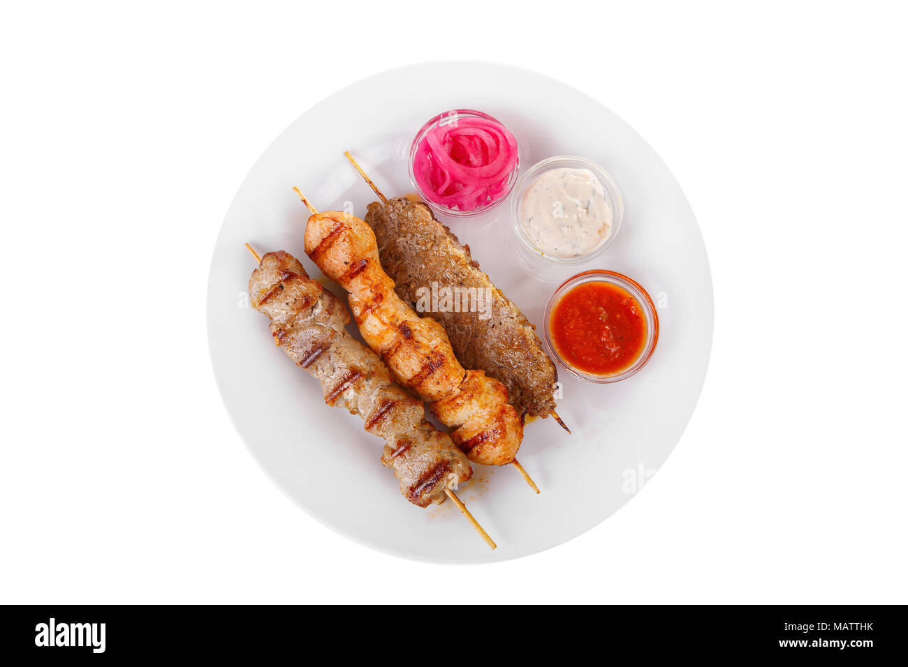 Shish kebab, manzo, agnello, maiale, carne di pollo alla griglia, barbecue, senza contorno su una piastra isolata su sfondo bianco. Marinata di cipolla, mayonnai Foto Stock