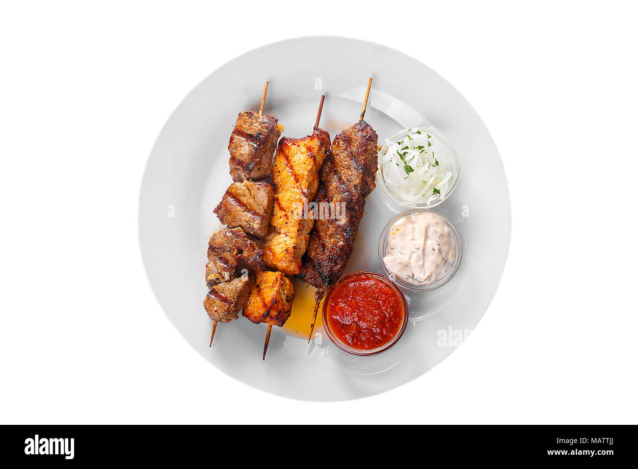 Shish kebab, manzo, agnello, maiale, carne di pollo alla griglia, barbecue, senza contorno su una piastra isolata su sfondo bianco. Marinata di cipolla, mayonnai Foto Stock