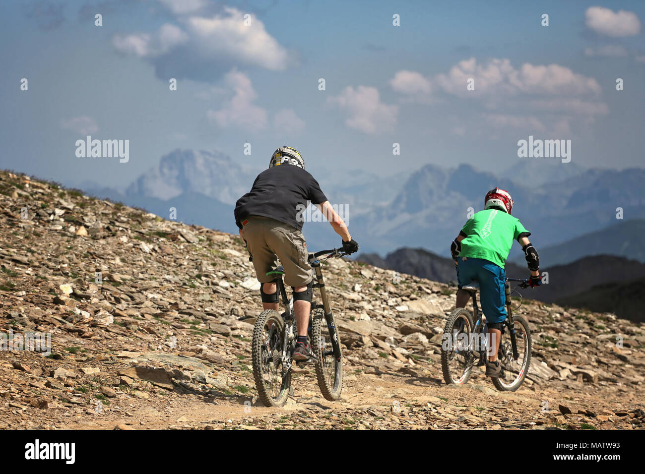 Due ciclisti di montagna Foto Stock