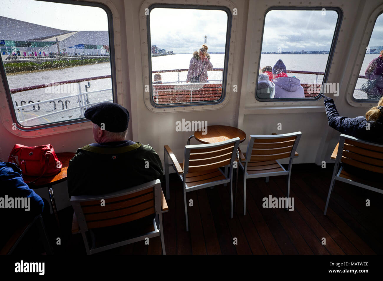Vista dall'interno del Royal Iris Mersey Ferry come si muove verso Birkenhead Foto Stock