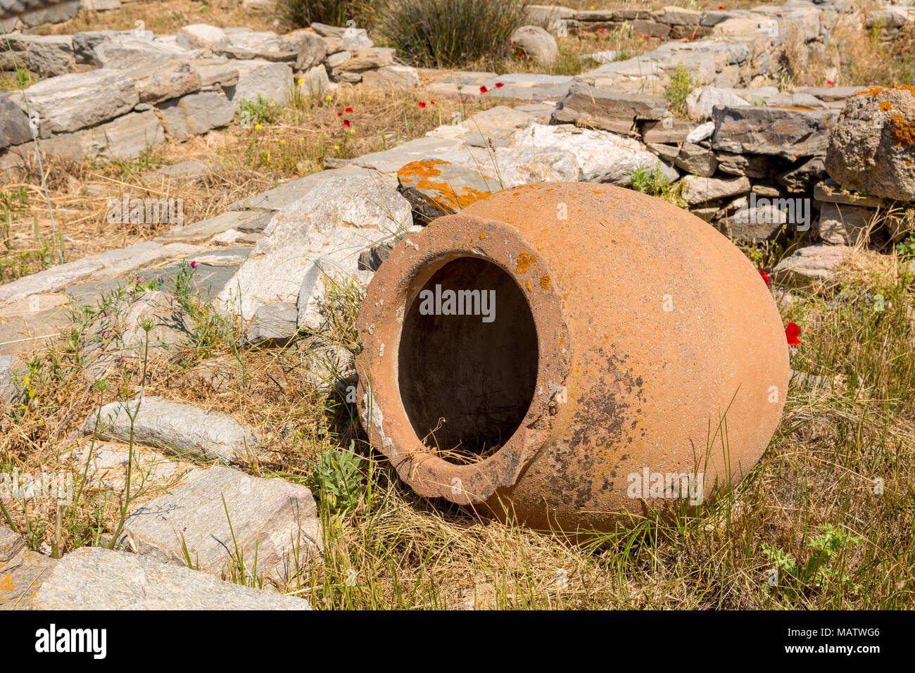 Antica grande pentola nel sito archeologico di Isola di Delos, Cicladi Grecia Foto Stock