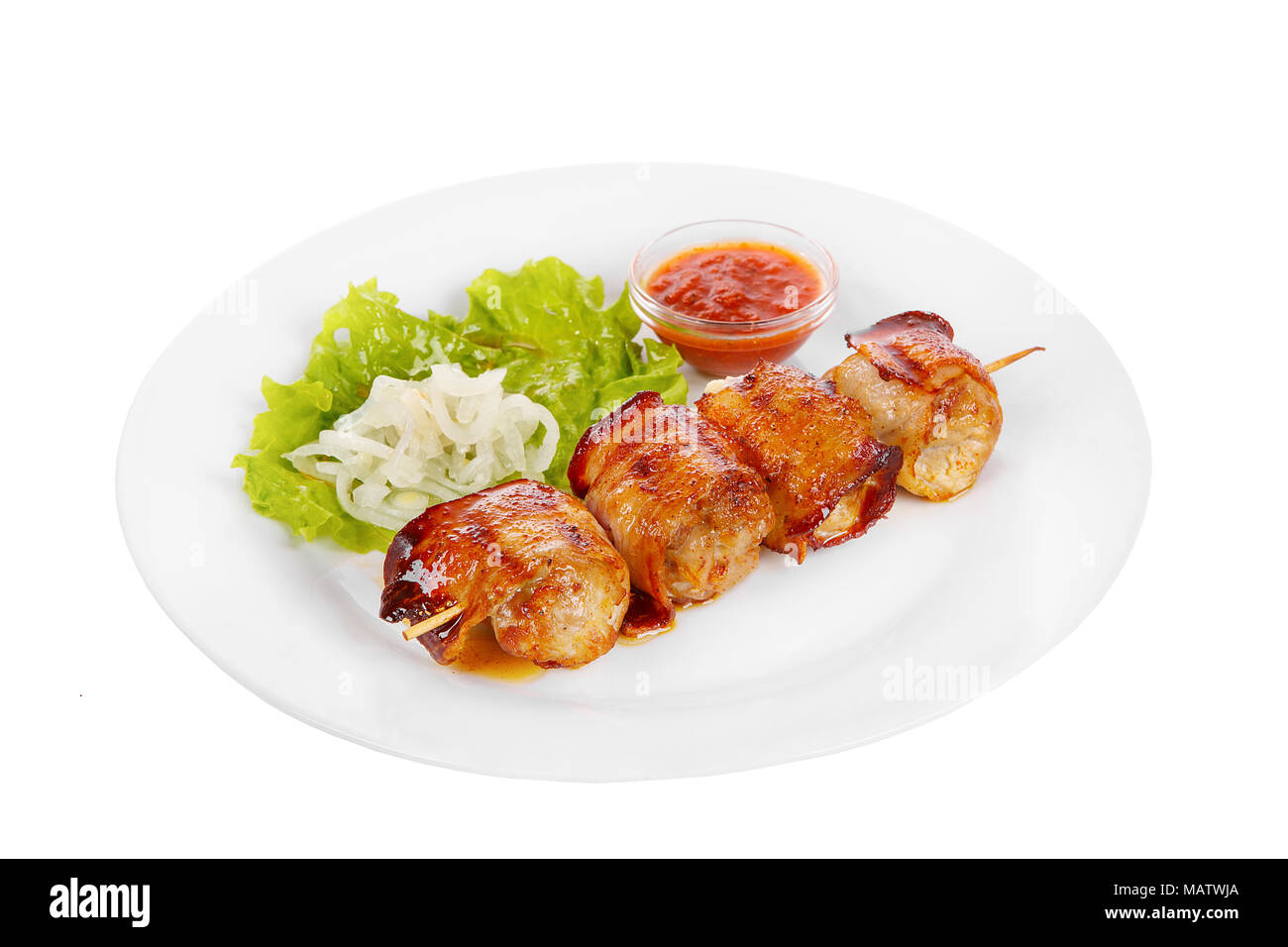 Shish kebab, manzo, agnello, maiale, pollo in pancetta grigliate di carne, barbecue, senza contorno su una piastra, isolato su sfondo bianco. Marinata di cipolla, ket Foto Stock