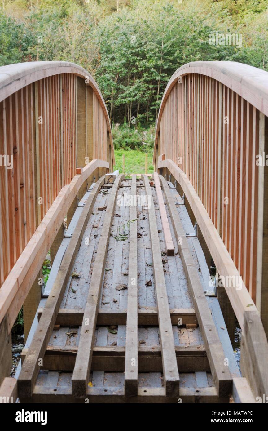 21 in una serie di 32, la costruzione di una passerella di legno. I supporti del pianale in posizione. Foto Stock