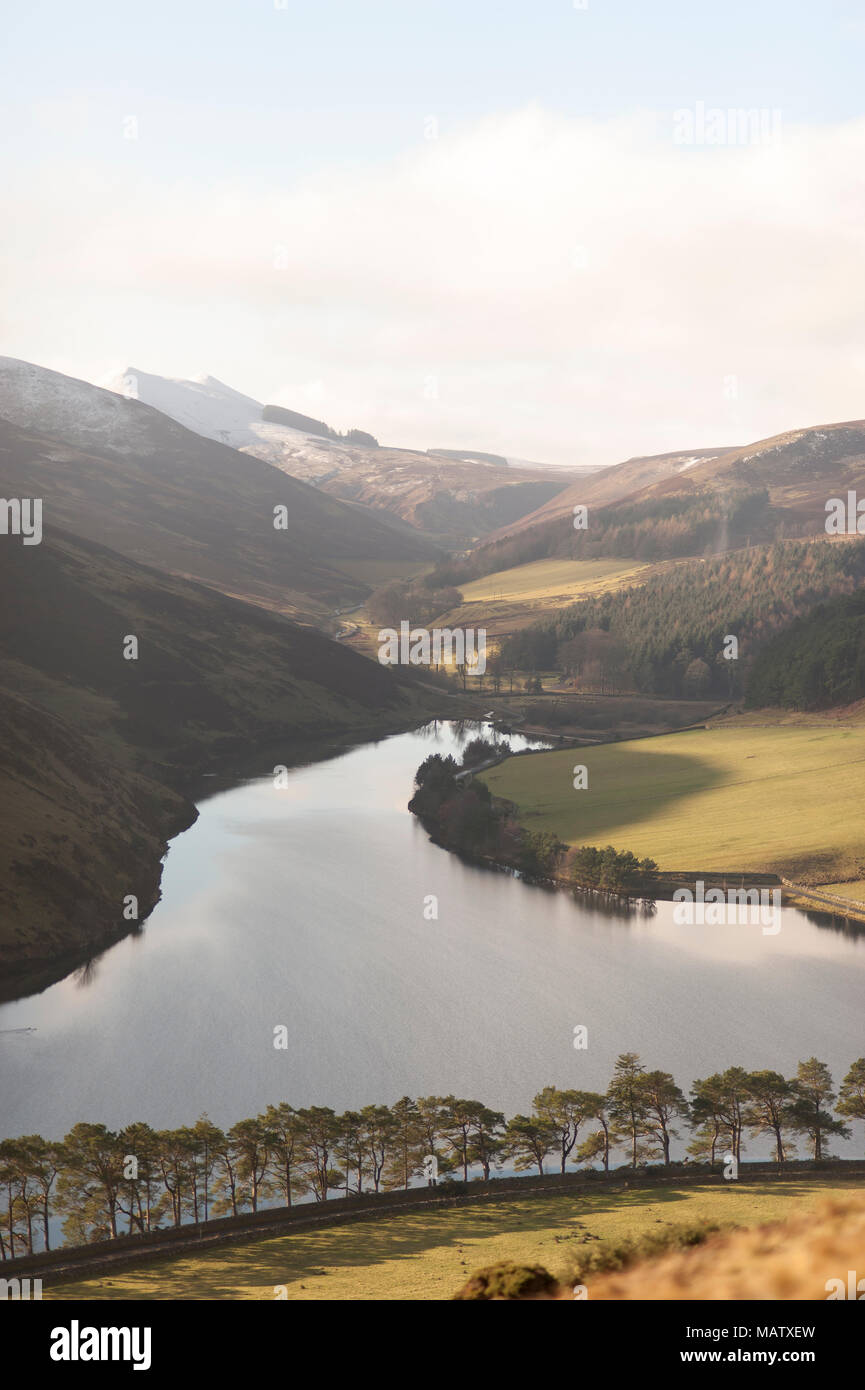 Flotterstone serbatoio di acqua nei pressi di Edimburgo circondato da nevoso Pentland Hills Foto Stock