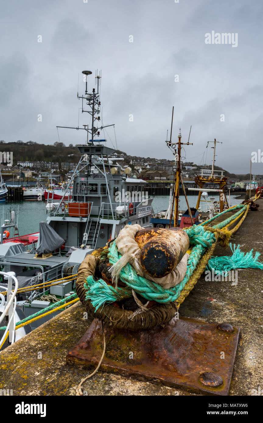 Protezione Afisheries o imbarcazione di pattuglia a fianco della parete a Newlyn in Cornovaglia. Le acque territoriali e net il controllo da parte di agenti del governo funzionante. Foto Stock