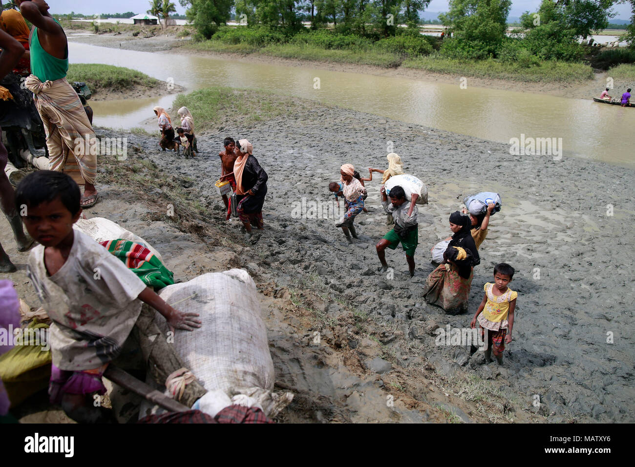 Rohingya musulmani raggiunge il confine del Bangladesh dopo aver attraversato un torrente di Naf river a Teknaf, Bangladesh. Foto Stock