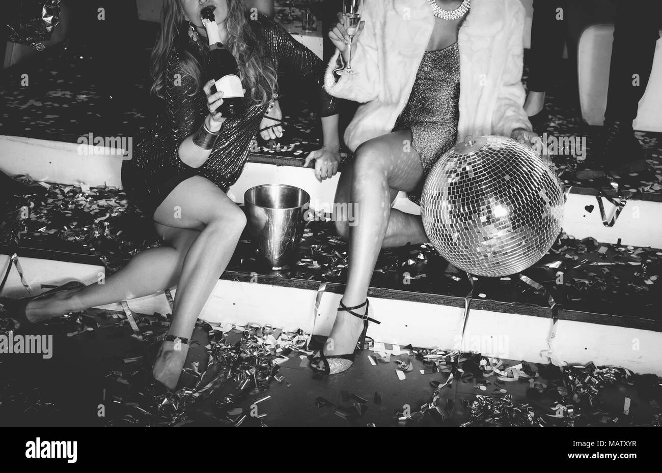 Amici divertendosi in discoteca Foto Stock