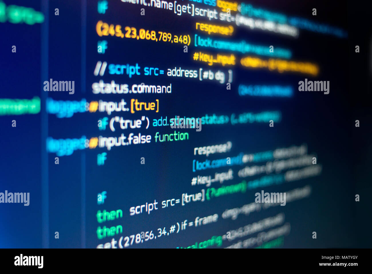 Lo schermo di un computer che mostra gli script casuale e codice di programmazione. Foto Stock