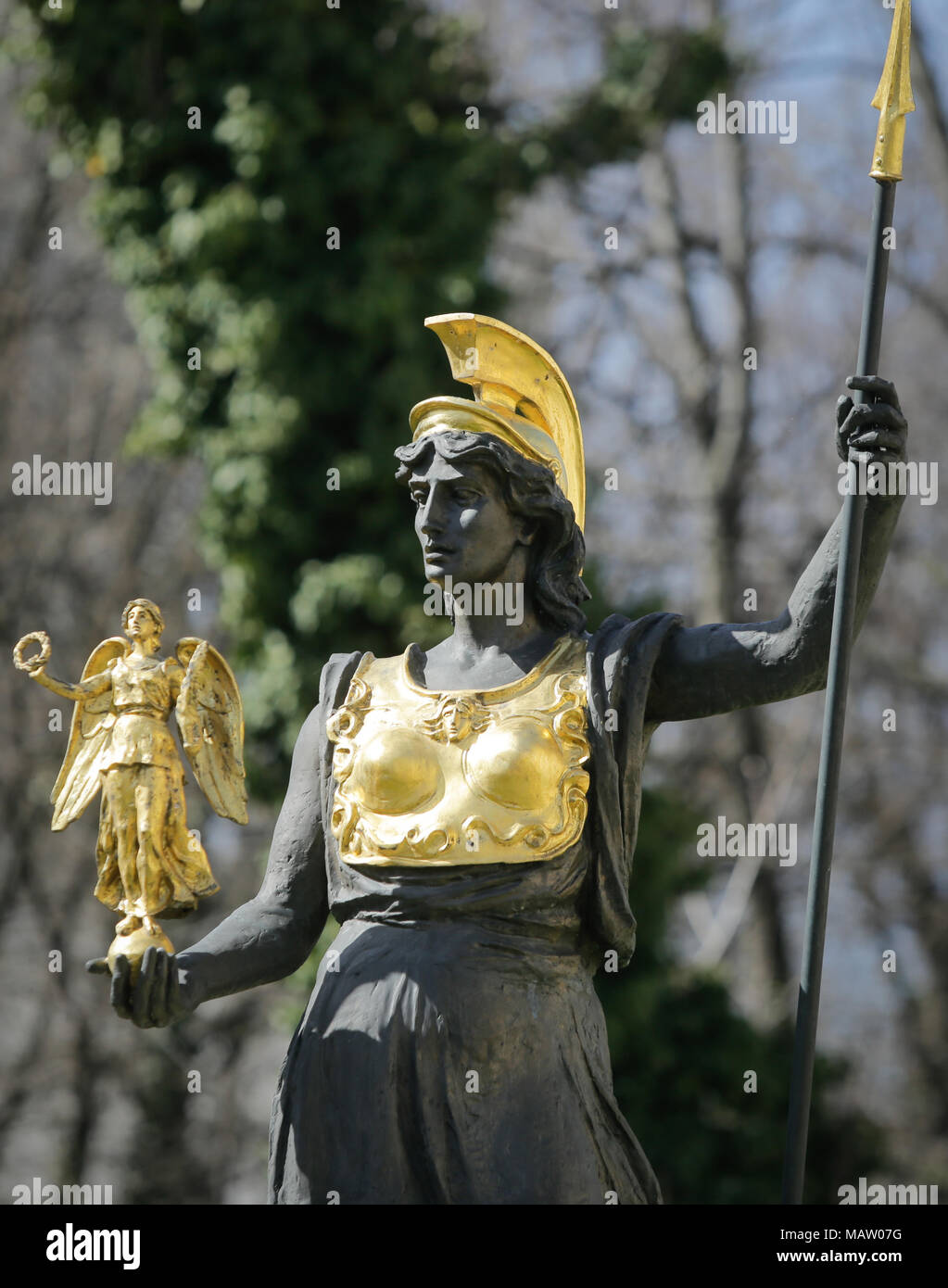 Placcato oro statua di Athena/Minerva azienda Nike (Vittoria) in mano Foto Stock