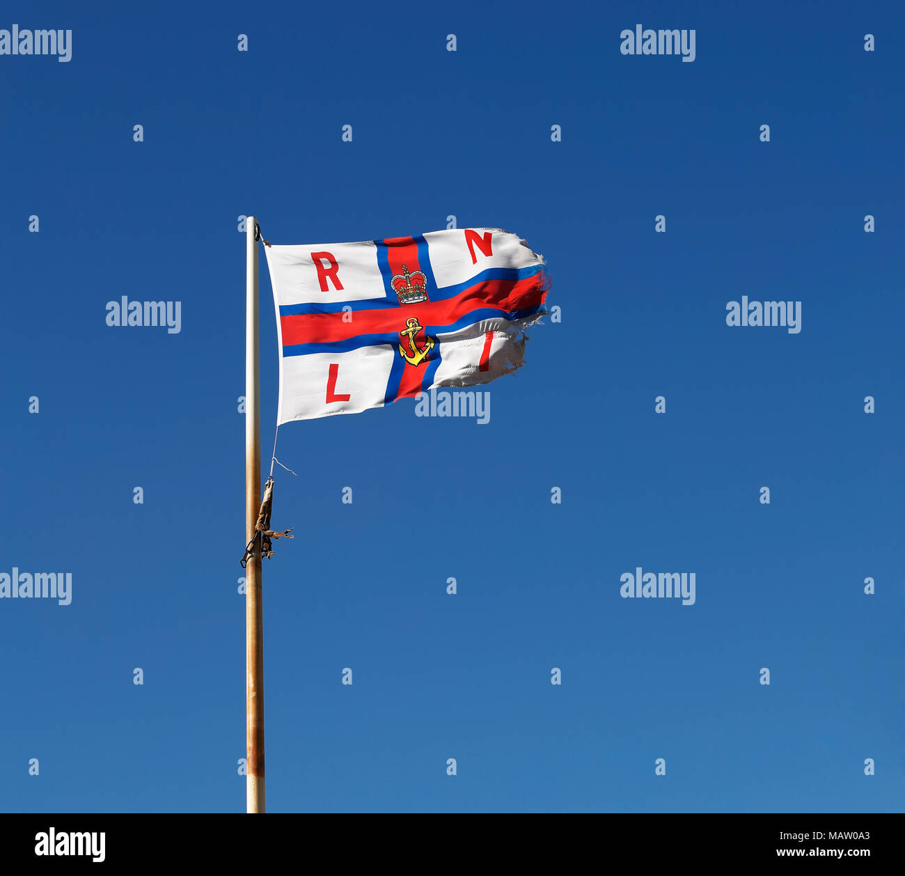 RNLI battenti bandiera in uno splendido cielo azzurro a Morecambe sulla costa nord ovest dell'Inghilterra Foto Stock