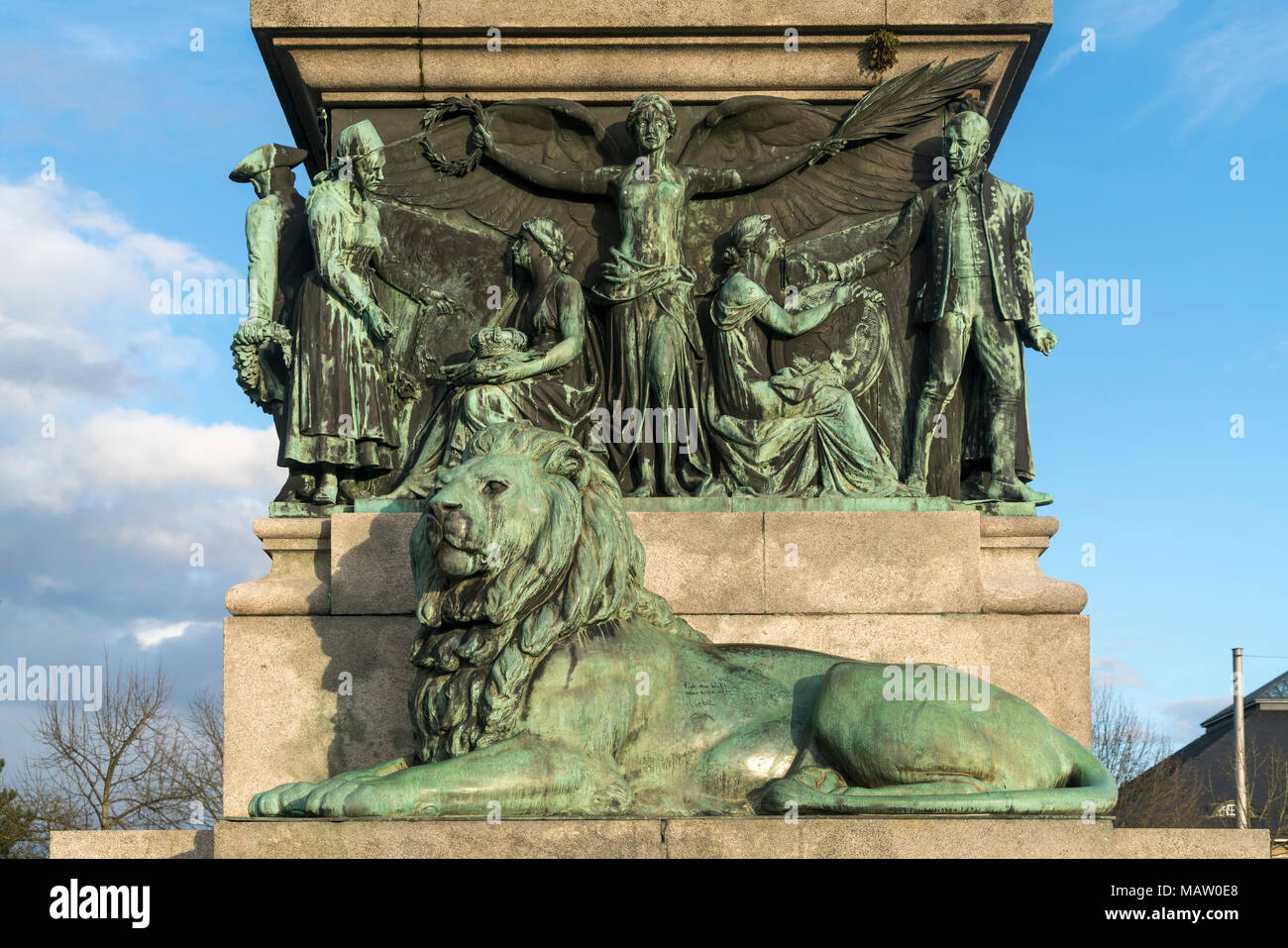 Löwe des Landesdenkmal auf der Adolfshöhe, Wiesbaden, Assia, Deutschland | Leone del monumento di stato Landesdenkmal su Adolfshöhe, Wiesbaden, Hes Foto Stock