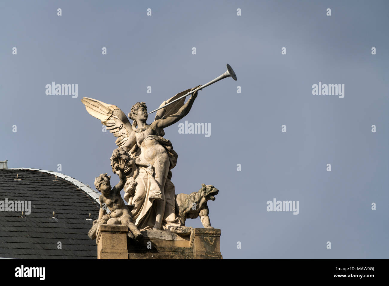 Engel mit fanfara auf dem Dach des Hessischen Staatstheater Wiesbaden, Assia, Deutschland | angelo con tromba sul tetto, Hessische Staatstheate Foto Stock