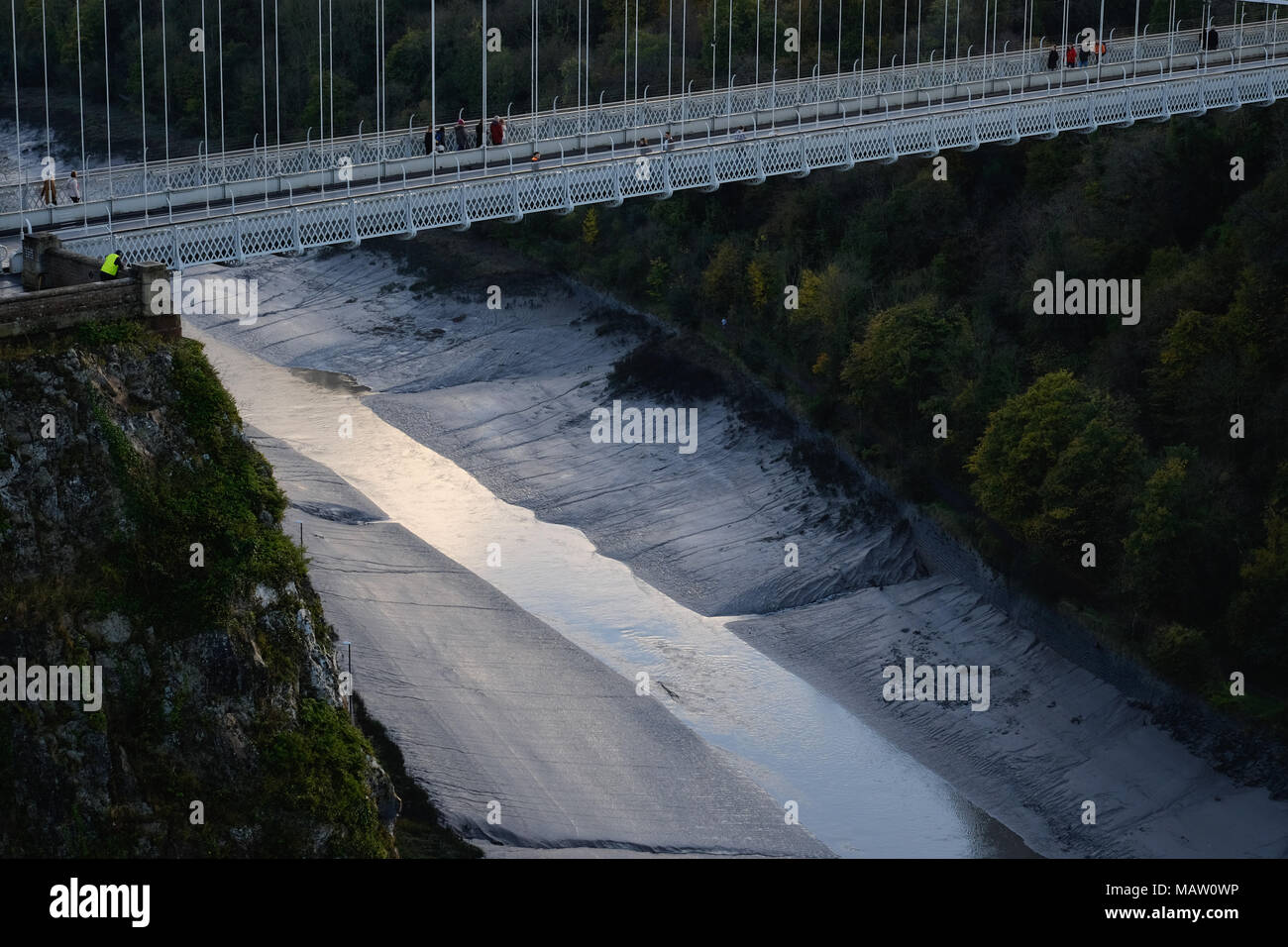 Cielo di riflessione nel fiume Avon sotto il ponte sospeso di Clifton a Bristol REGNO UNITO Foto Stock