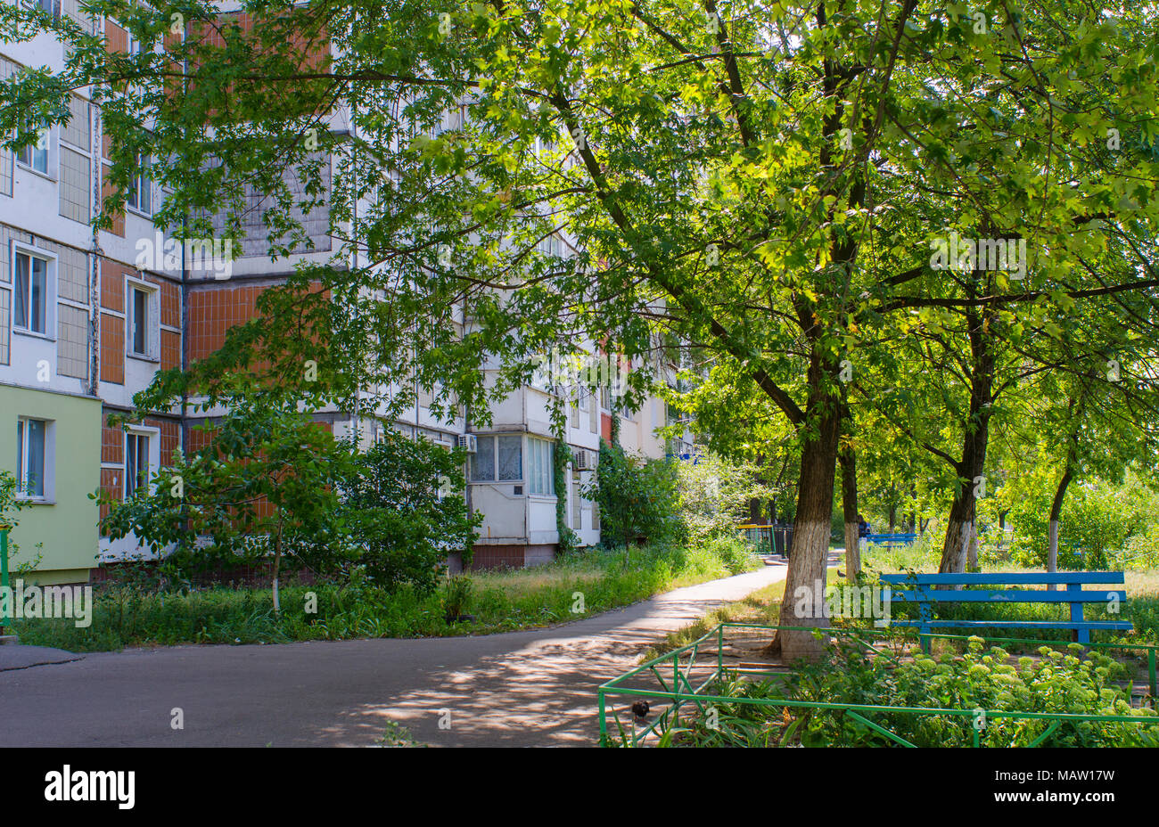 Contrasti di soddisfare in tali scene di strada in estate nel capitale di Ucraina, Kiev, come il verde e idilliaca città è piena di era sovietica degli edifici Foto Stock