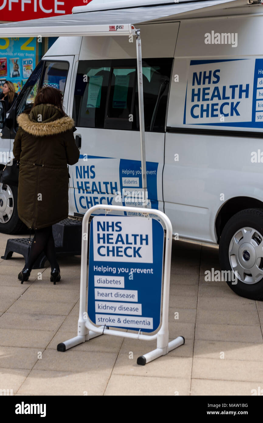 Anglian impresa comunitaria (ACE) Salute e benessere NHS Health Check van in Brentwood, Essex Foto Stock