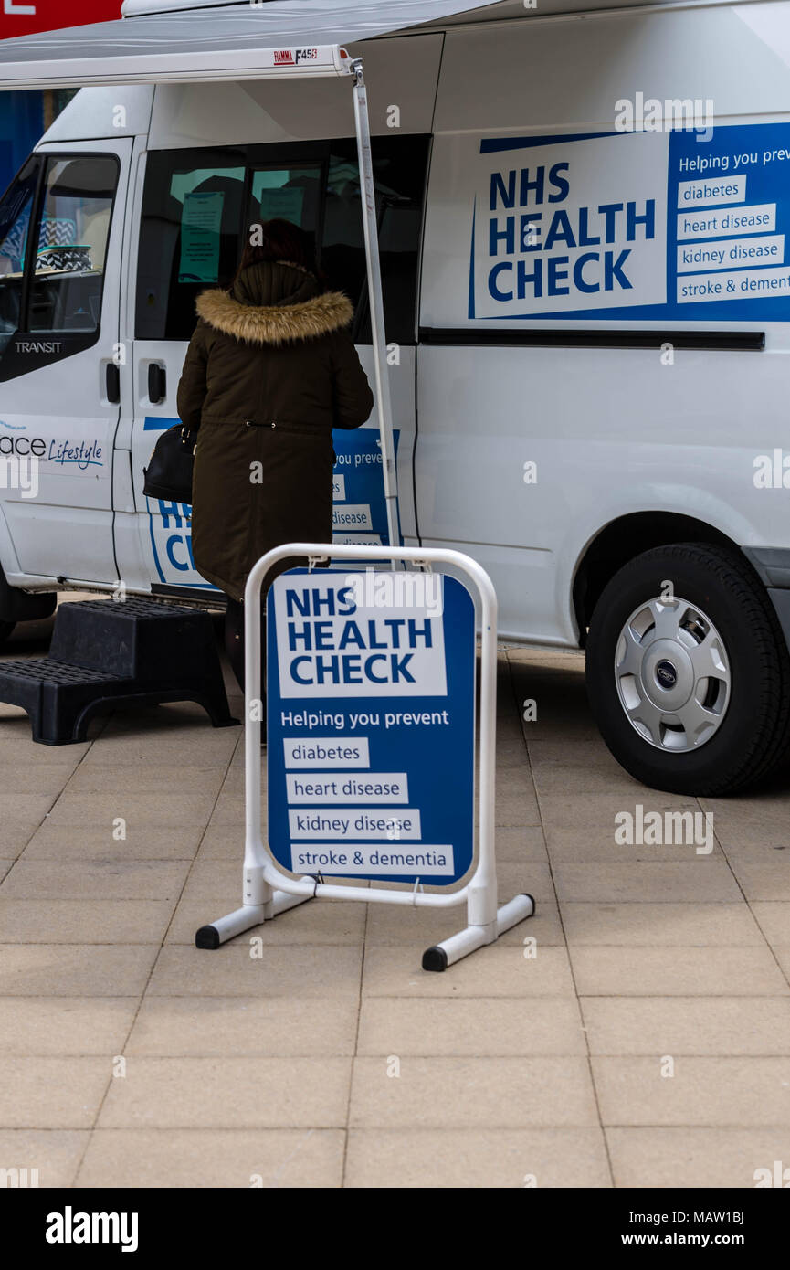 Anglian impresa comunitaria (ACE) Salute e benessere NHS Health Check van in Brentwood, Essex Foto Stock