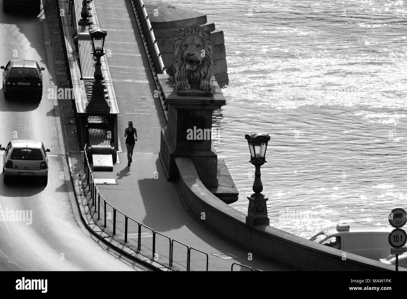 Il sentiero sul Ponte delle Catene, vista dall'alto. Unica donna jogging. Foto Stock
