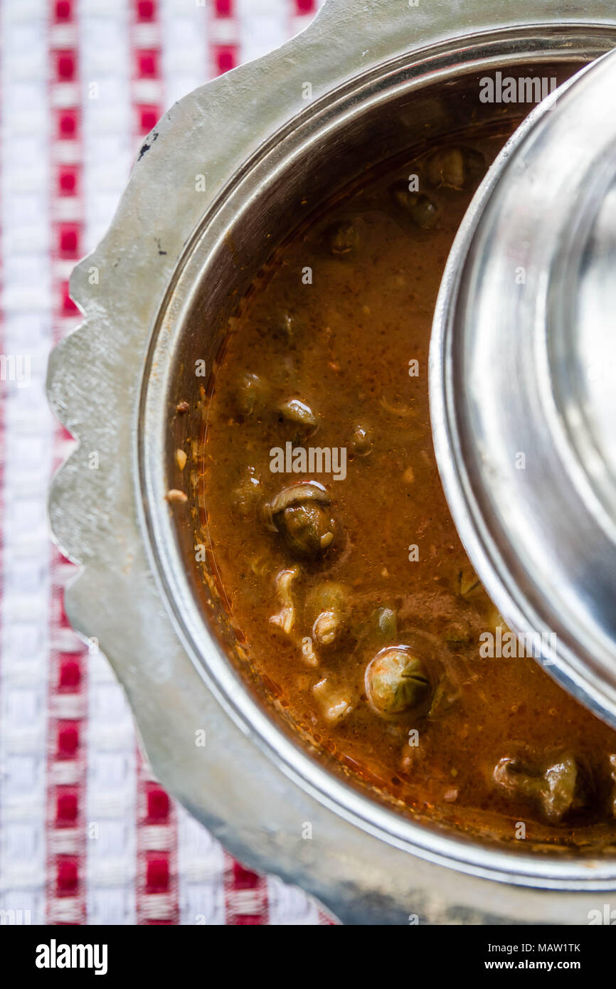 Tradizionale zuppa di okra nella ciotola in argento Foto Stock