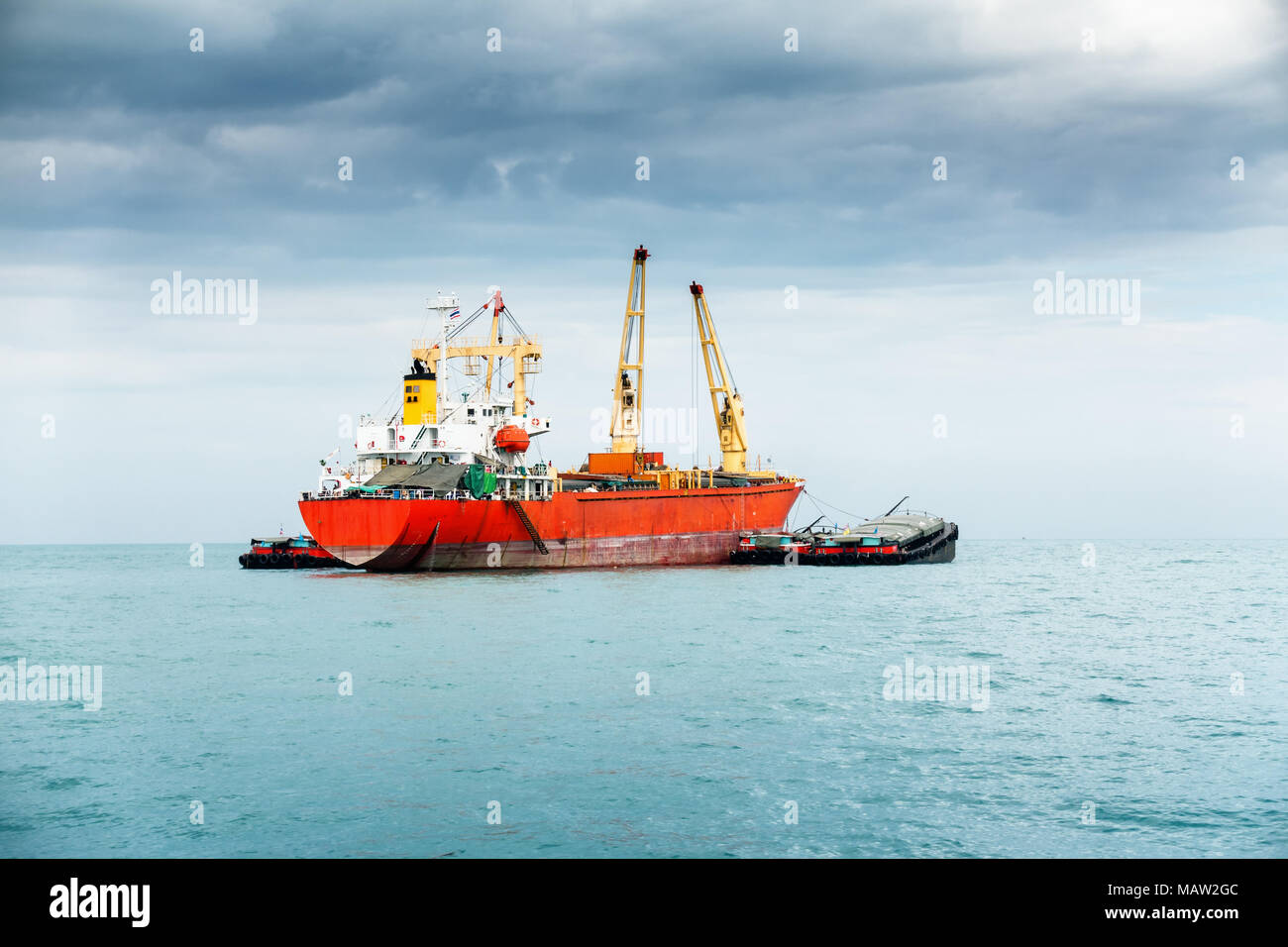 Marine e scarico di spedizione nell'oceano. Foto Stock
