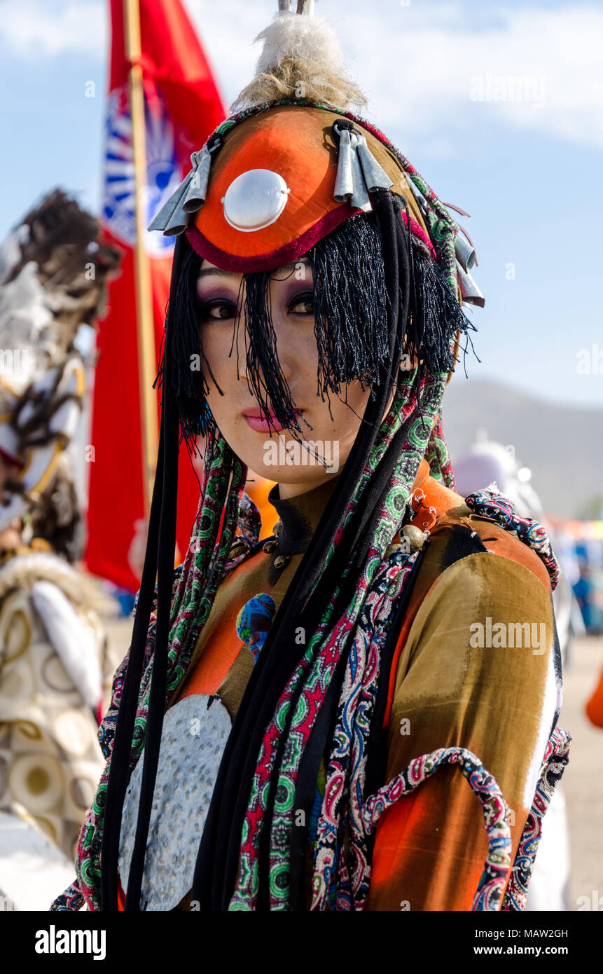Costumi tradizionali presso il Festival di Naadam cerimonia di apertura, Murun, Mongolia Foto Stock