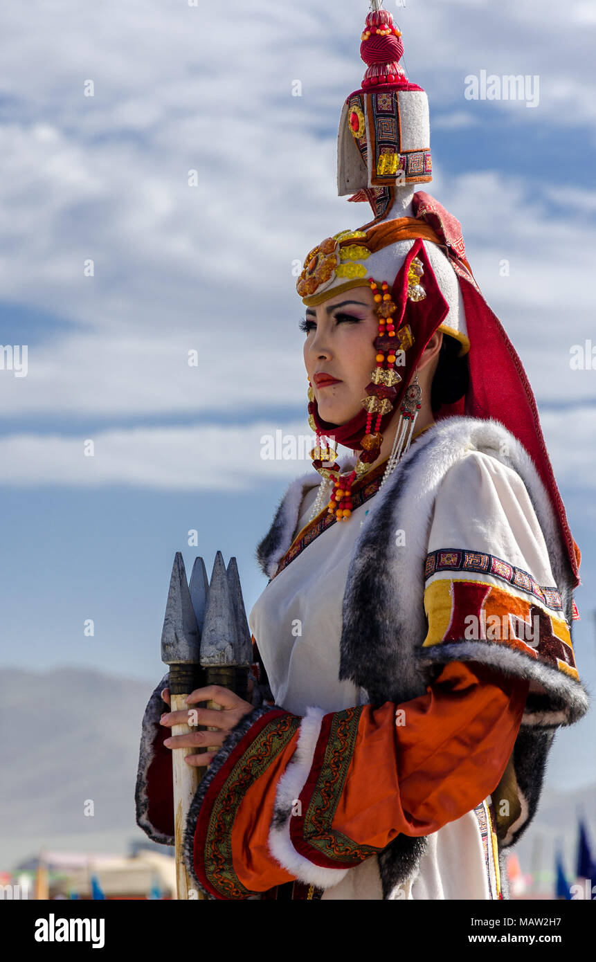 Costumi tradizionali presso il Festival di Naadam cerimonia di apertura, Murun, Mongolia Foto Stock