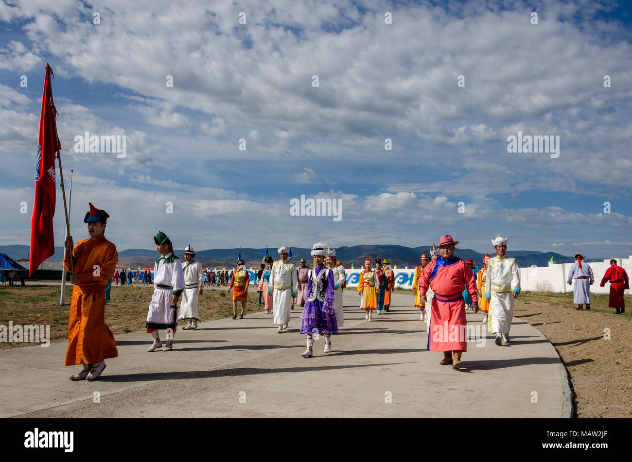 Costumi tradizionali presso il Festival di Naadam cerimonia di apertura, Murun, Mongolia Foto Stock