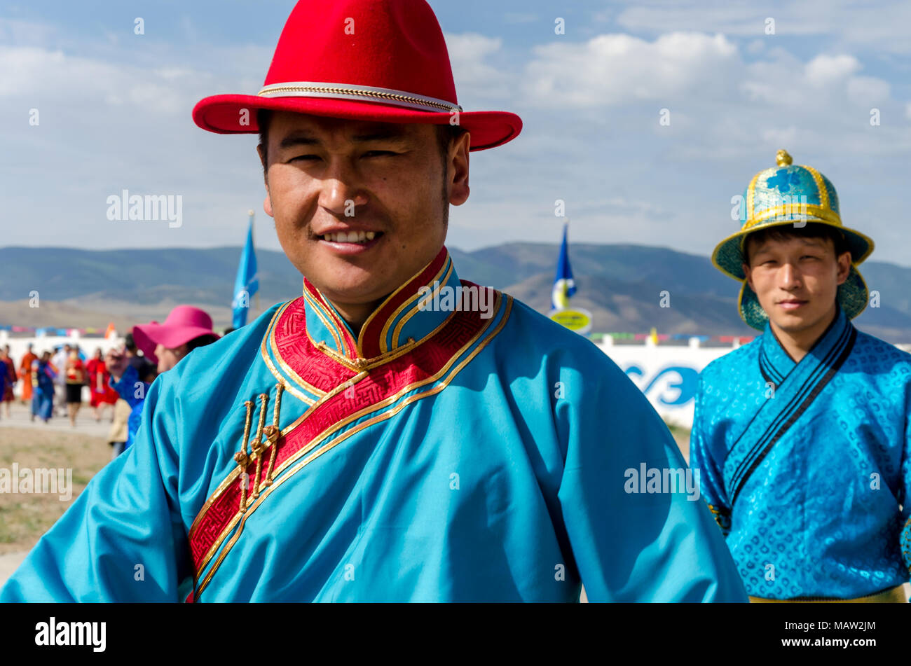 Costumi tradizionali presso il Festival di Naadam cerimonia di apertura, Murun, Mongolia Foto Stock