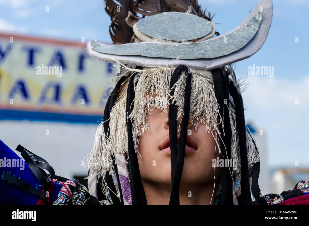Costumi tradizionali presso il Festival di Naadam cerimonia di apertura, Murun, Mongolia Foto Stock