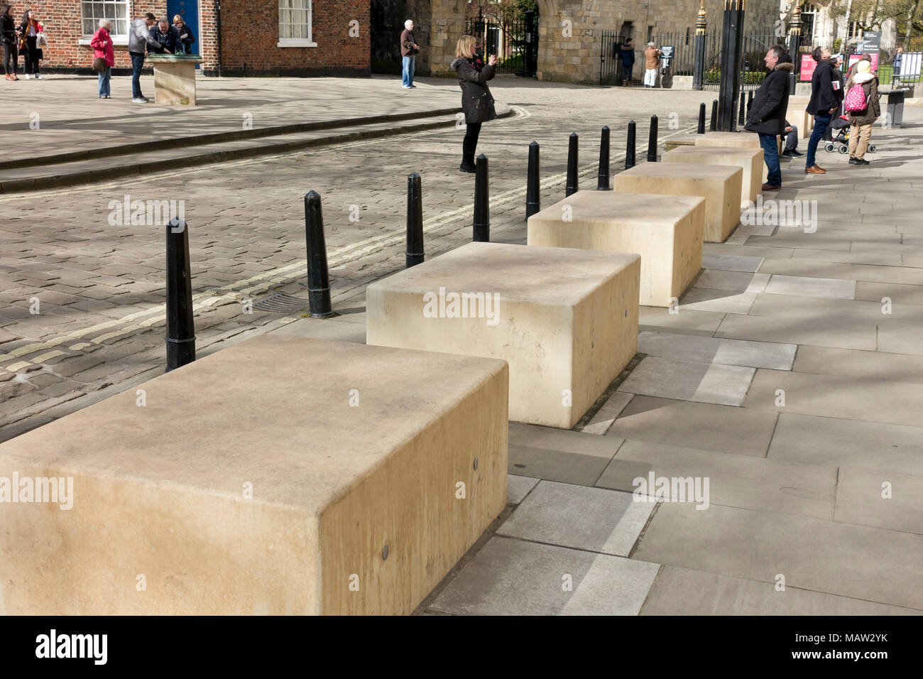 Blocchi concreti misure antiterrorismo al di fuori del fronte occidentale del Minster York North Yorkshire Inghilterra Regno Unito Gran Bretagna Foto Stock