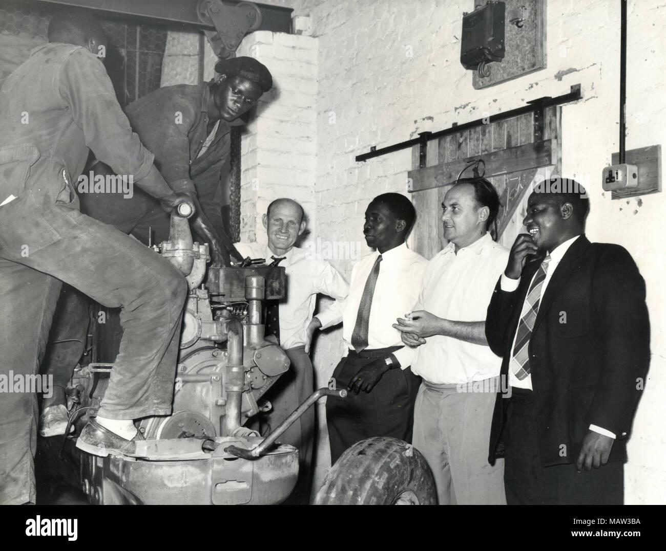 A.E. Carlisle, G.M. Musumbulwa, John Roberts, E E. Mwamba nel workshop polder, selezione rhodesiano fiducia, pilota di Kafue polder, Zambia, Rhodesia del Sud 1957 Foto Stock