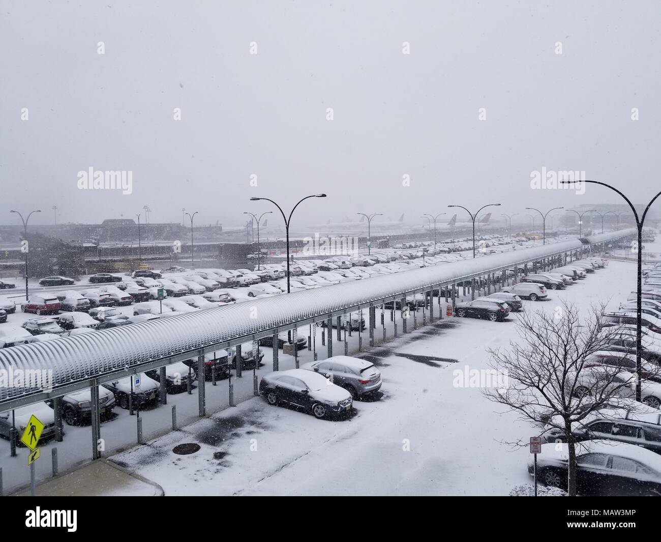 Auto nel parcheggio come l'Aeroporto Internazionale Liberty di Newark (EWR) e il circostante Newark, New Jersey regione sono state quasi completamente chiuso dalla tempesta di neve Toby, come la nevicata di voli annullati e strade chiuse, Marzo 21, 2018. () Foto Stock