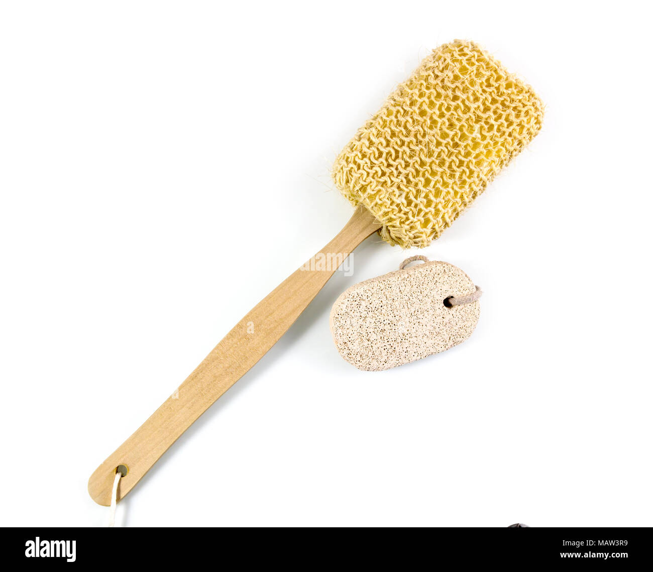 Luffa scrub corpo spazzola con manici lunghi su sfondo bianco. Foto Stock