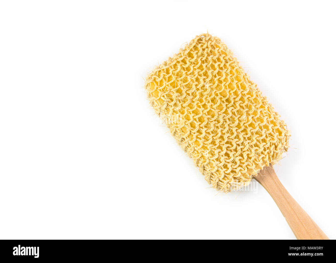 Luffa scrub corpo spazzola con manici lunghi su sfondo bianco. Foto Stock