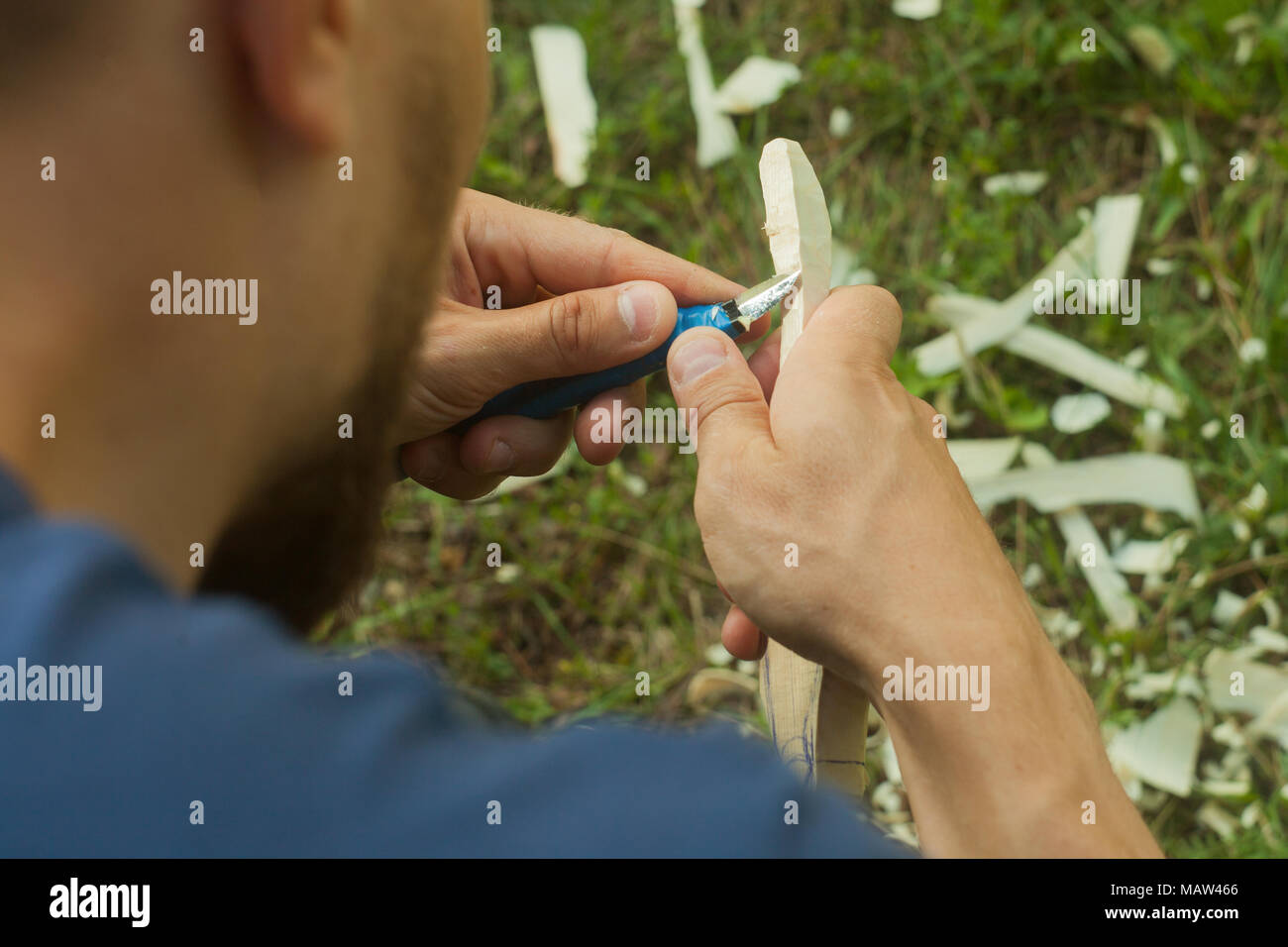 Muscolare di middle eastern uomo indossa coppa creativa focalizzata sul lavoro, durante la creazione di un nuovo modello di obliqua per portapenna calligrafy moderno Foto Stock