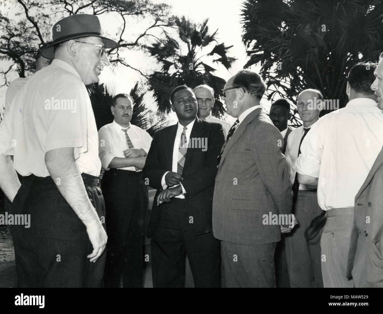 M.G. Rabb, J.J. Steyn, E. Mwamba, Sir John Smith Moffat, E.M. Sicely, A.E. Carlisle, e il dottor G.A. Smith di selezione rhodesiano fiducia, pilota di Kafue polder, Zambia, Rhodesia del Sud 1959 Foto Stock