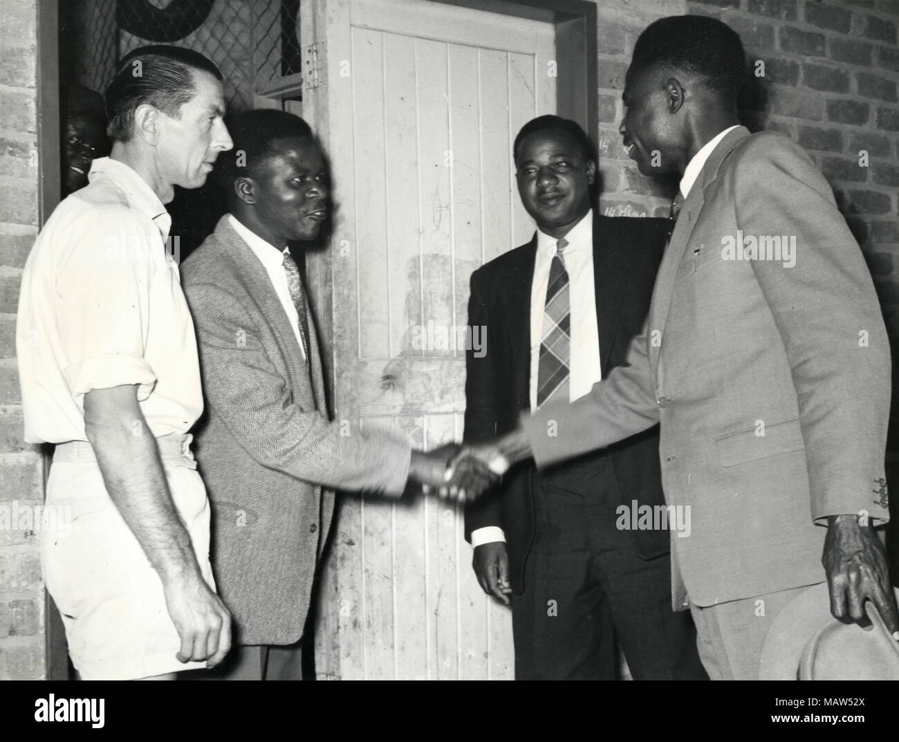 L. Schieman, African clerk, E. Mwamba e A.H. Gondwe di selezione rhodesiano fiducia, pilota di Kafue polder, Zambia, Rhodesia del Sud 1959 Foto Stock