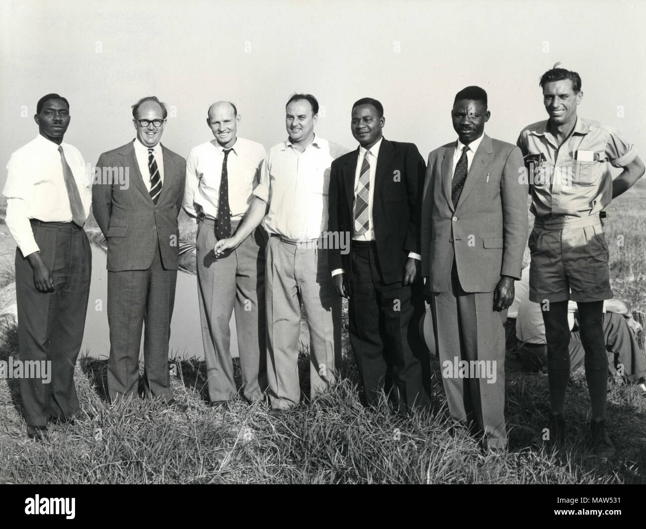 R.E. Sicely, A.E. Carlisle, John Roberts, E. Mwamba, M.G. Musumbulwa, e Tom Hayney di selezione rhodesiano fiducia, pilota di Kafue polder, Zambia, Rhodesia del Sud 1959 Foto Stock