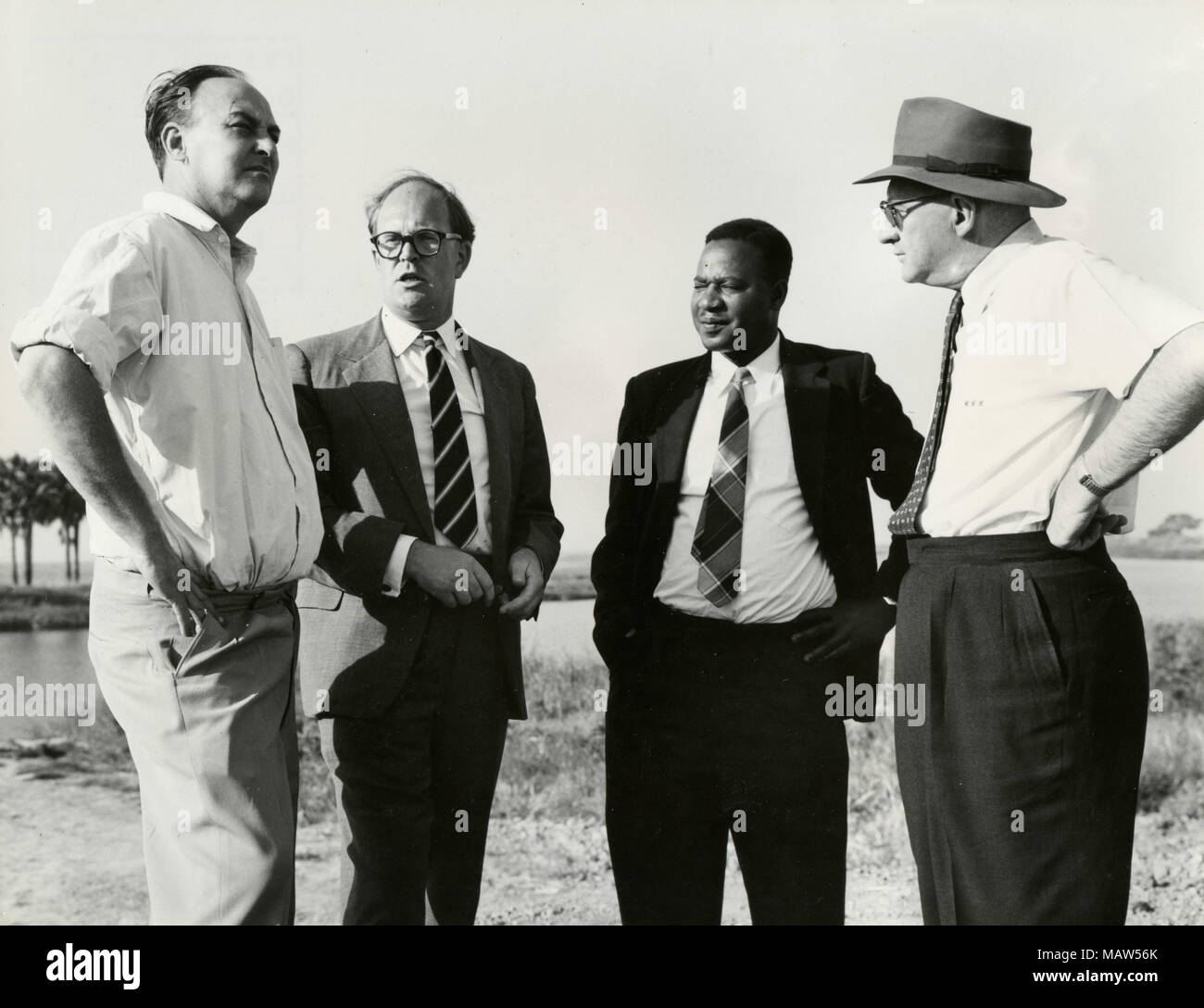 John Roberts, E.M. Sicely,E. Mwamba e M.G. Rabb di selezione rhodesiano fiducia, pilota di Kafue polder, Zambia, Rhodesia del Sud 1959 Foto Stock
