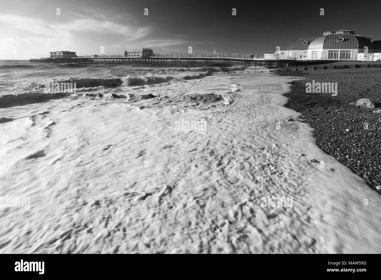 Tempesta oltre il molo vittoriano a Worthing town, West Sussex County, England, Regno Unito Foto Stock