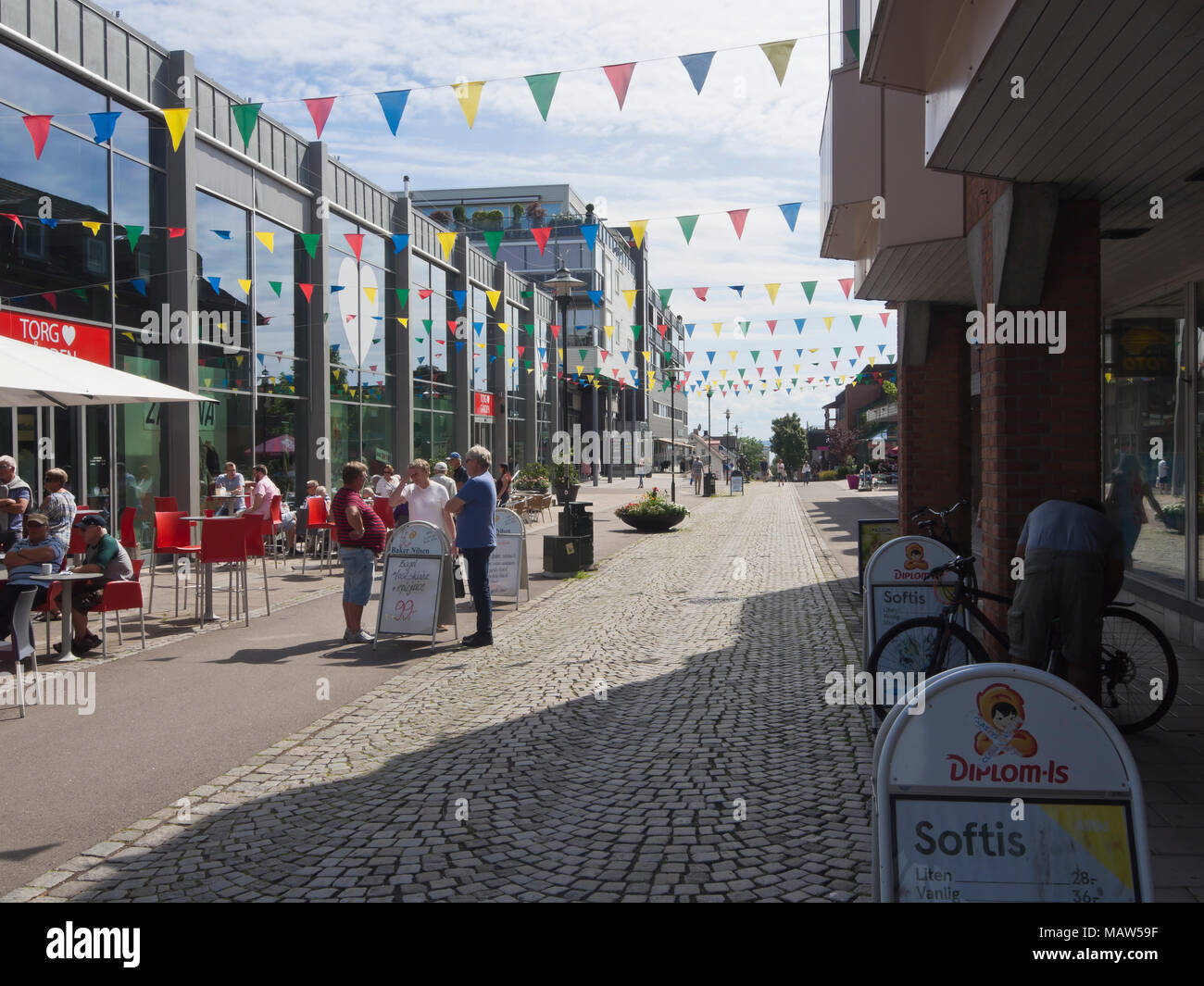 Apotekergata, una moderna strada dello shopping nel centro della piccola cittadina di Horten nella contea di Vestfold in Norvegia, soli pedoni Foto Stock