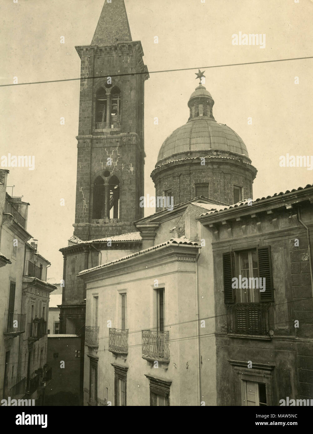Il campanile della chiesa della S.S. Annunziata, Sulmona, Italia 1900 Foto Stock