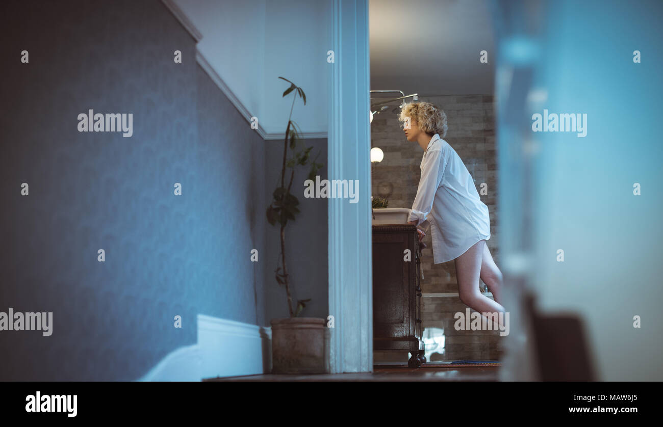 Donna in piedi in bagno a casa Foto Stock