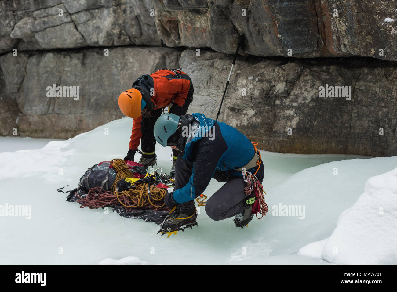 Maschio di rocciatore indossando i ramponi vicino al rocky mountain Foto Stock