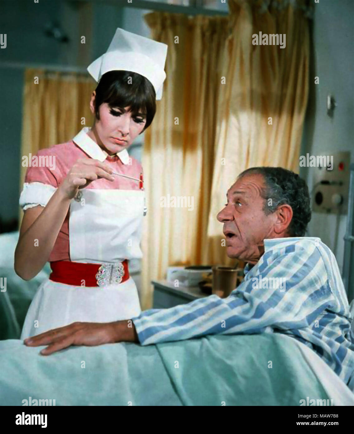 Portare su Doctor 1967 Rank film con Anita Harris come infermiera Clarke e Sid James come Charlie Roper Foto Stock