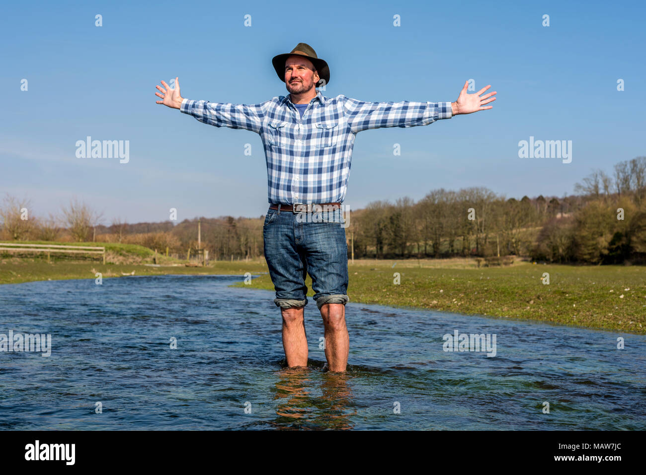 Autore e navigatore naturale Tristan Gooley in piedi nel fiume Lavant,  nelle vicinanze del Chichester Foto stock - Alamy