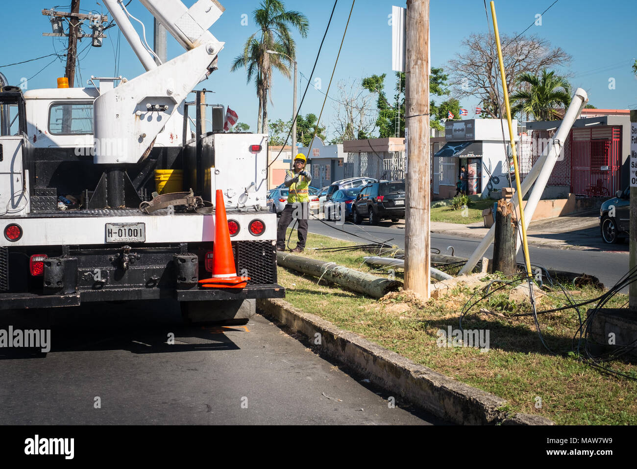 San Juan, Puerto Rico. 02 dicembre, 2017. Lavoratori riparare la griglia di alimentazione di Puerto Rico bit per bit diversi mesi dopo l uragano Maria ha devastato l'isola. Credito: Sara Armas/Alamy Reportage. Foto Stock
