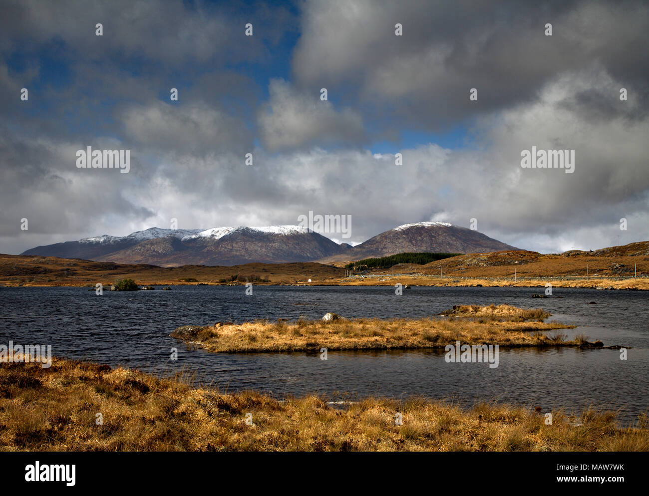 Snow capped Mamturk Montagne e lago, Galway, Irlanda Foto Stock