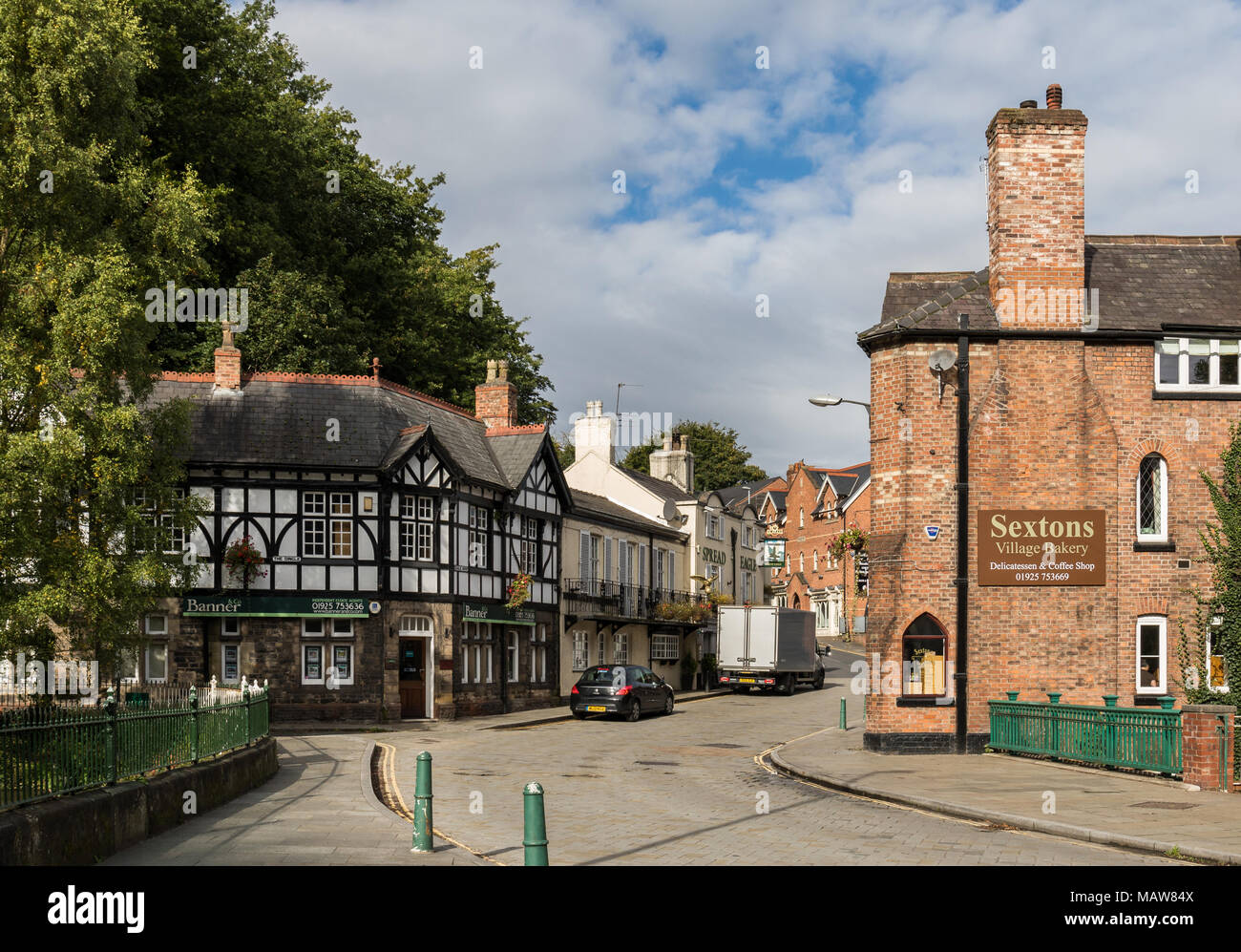 Il villaggio di Lymm nel Cheshire, Regno Unito Foto Stock